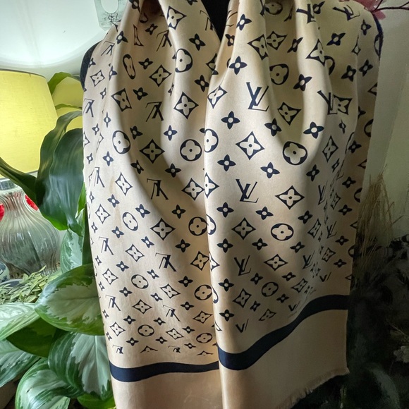 Louis Vuitton Silk Scarf. - Picture 3 of 15